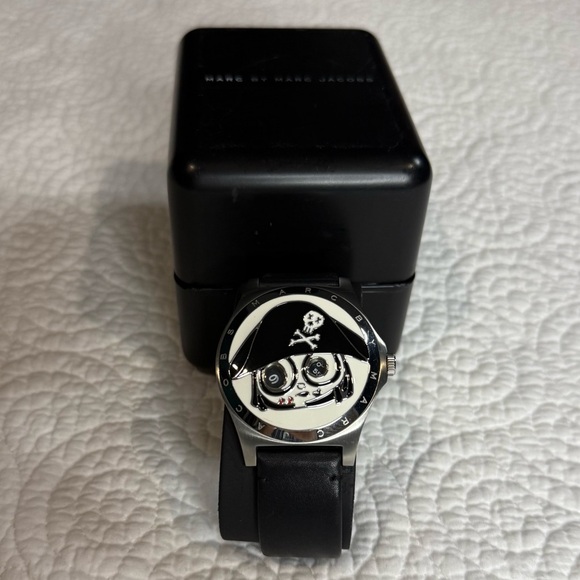 Marc Jacobs Silver and Black Skull Pirate Watch - Picture 2 of 12